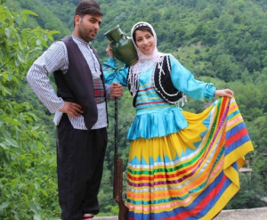 زن و مردی ایرانی با پوشش سنتی گیلانی