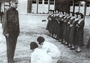 رضاخان در بازدید از یکی از مدارس دختران پس از کشف حجاب