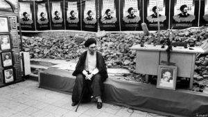 سید علی خامنه‌ای بعد از انفجار دفتر مرکزی حزب جمهوری اسلامی