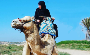 جیمی براون سوار بر شتر در آگادیر، مراکش