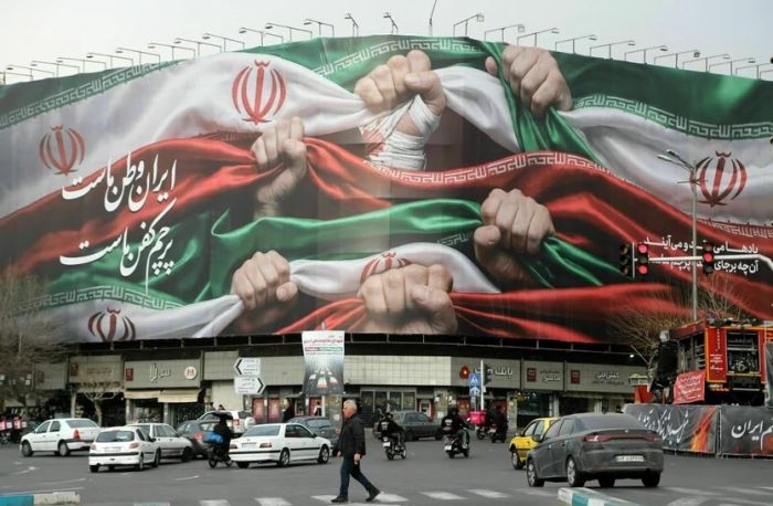 دیوارنگاره میدان انقلاب اسلامی تهران با عنوان «ایران وطن ماست، پرچم کفن ماست»