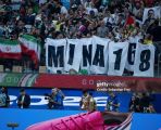 هواداران ایرانی به یاد «شهدای مدرسهٔ میناب» در استادیوم سوفای لس‌آنجلس