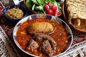 آبگوشت در کاسه سفالی، همراه با نان سنگک و سبزی خوردن