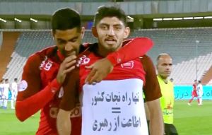 شادی پس از گل مهدی ترابی بازیکن تیم پرسپولیس با شعار اطاعت از رهبری