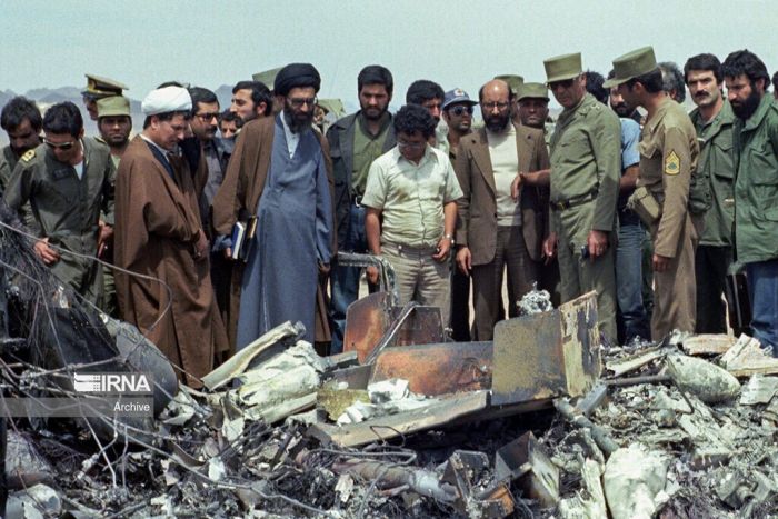 بازدید سید علی خامنه‌ای و برخی از مسئولین ایرانی از محل وقوع حادثه طبس