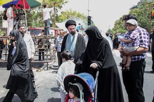 سید مجتبی خامنه‌ای همراه همسرش زهرا حداد عادل در راهپیمایی روز قدس