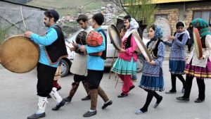 زنان و مردان مازندرانی با لباس‌ محلی در آیین نوروزخوانی جشن نوروز