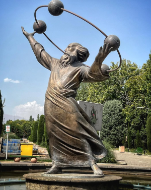 مجسمه ابوریحان بیرونی در پارک لاله تهران