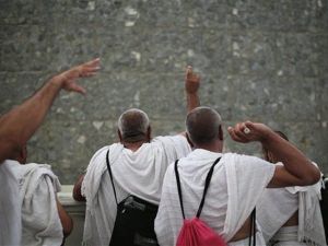 حاجیان در حال رمی جمرات