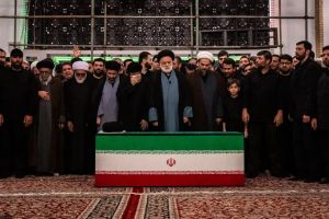 اقامه نماز بر پیکر رهبر شهید توسط فرزند ارشدشان