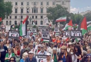 تجمع فعالان ضد جنگ و مدافعان حقوق بشر مقابل پارلمان انگلیس