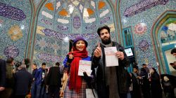 یک زن و شوهر در حال رأی دادن در انتخابات مجلس شورای اسلامی