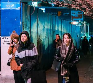 حضور زنان تهرانی در فضاهای عمومی شهری در ساعات شب