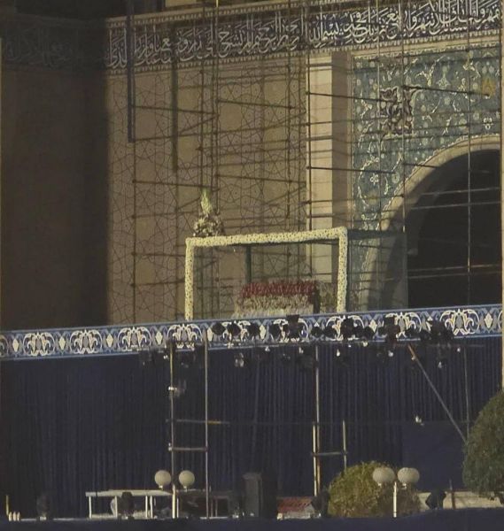 پرونده:آماده‌سازی مصلی برای تشییع.jpg