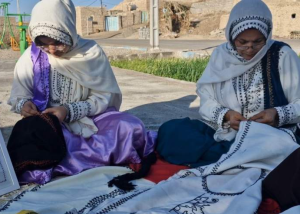 زنان سیستانی در حال سیاه‌دوزی سیستانی