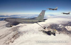 یک هواپیمای سوخت‌رسان KC-135 در حال سوخت‌رسانی هوایی به یک جنگنده F-16 فایتینگ فالکن