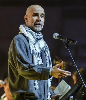 پپ گواردیولا در مراسم اقدام برای فلسطین با چفیه فلسطینی