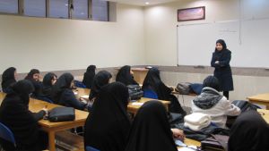 دانشجویان دختر کارشناسی کامپیوتر دانشگاه علم و صنعت در کلاس