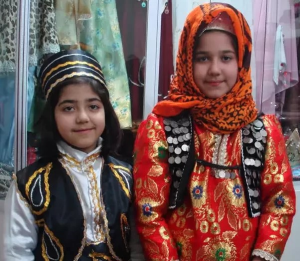 دختران آذری با پوشش محلی «کوردو» که با سکه تزئین شده است.