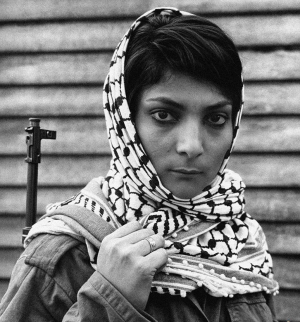 لیلا خالد با چفیه فلسطینی