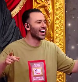 علی صبوری در حال اجرای برنامه «نصفشب»