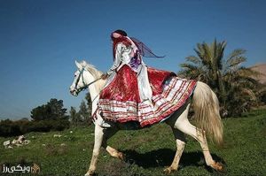 پوشش محلی یک زن در جشن ازدواج عشایر