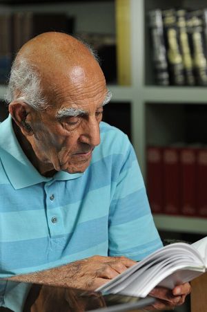 احمد اقتداری در کتابخانهٔ شخصی‌اش