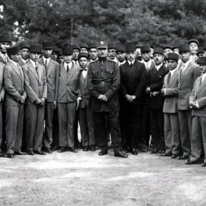 رضاخان در میان دانشجویان ایرانی با لباس متحدالشکل
