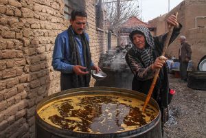 پخت آبگوشت نذری در شهر کرمان