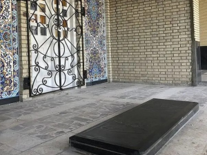 قبر سیمین بهبهانی در آرامگاه خانوادگی