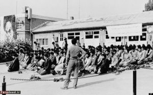 نماز جماعت در سفارت آمریکا در تهران پس از تسخیر