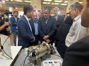 معاون رئیس‌جمهور و رئیس سازمان انرژی اتمی، در حال بازدید از غرفه دانشگاه بیرجند در نمایشگاه کشوری هفته پژوهش
