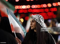 زن ایرانی در تجمع شبانه در میدان انقلاب