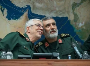 محمد باقری و امیرعلی حاجی‌زاده در مرکز کنترل و فرماندهی عملیات وعده صادق ۲