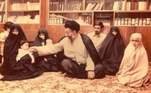 شهید بهشتی در کنار اعضای خانواده