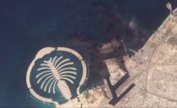 برخاستن دود از یک پایگاه نیروی دریایی ایالات متحده در جفیر، بحرین