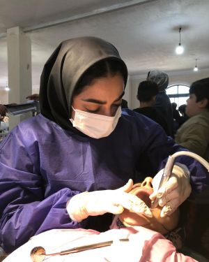 خدمات دندانپزشکی توسط یک زن دندانپزشک در اردوی جهادی استان مازندران