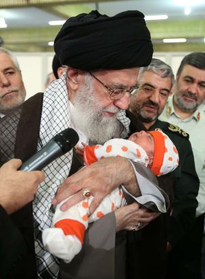 اذان گفتن رهبر انقلاب در گوش یک نوزاد