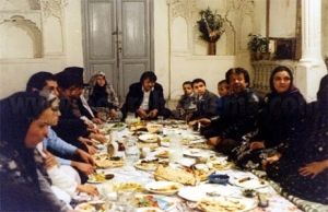 تصویری از مهمانی در فیلم سینمایی مهمان مامان
