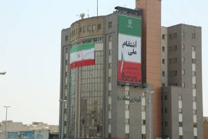 نصب دیوارنگاره انتقام ملی ساختمان شهرداری منطقه ۱۰ تهران