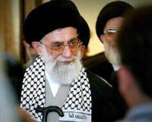 آیت‌الله سید علی خامنه‌ای با چفیه فلسطینی