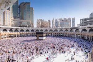 طواف زائران با جامه‌های سفید احرام به دور کعبه