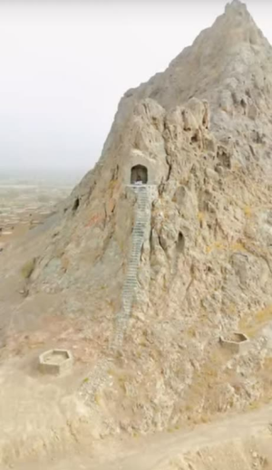 طاق سنگی معروف به چهل‌زینه