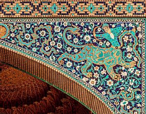 نگارهای تاریخی بر کاشیکاری سردر قیصریه