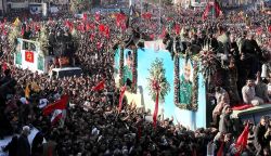 کامیون حامل پیکرهای قاسم سلیمانی و همراهانش در مراسم تشییع کرمان