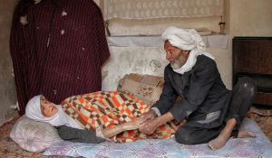 پیرمردی روستایی در تربت‌حیدریه در حال پرستاری از همسر بیمار خود