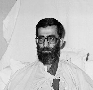 سید علی خامنه‌ای پس از ترور در بیمارستان بهارلو تهران