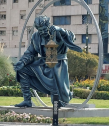 مجسمه ابوریحان بیرونی در میدان بیت‌المقدس مشهد (فلکه آب)
