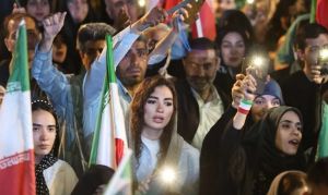 زنان بی حجاب در تجمعات خیابانی شبانه